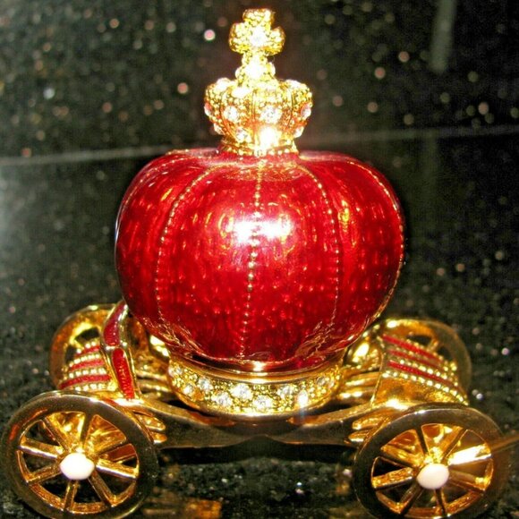 NWT ALEXANDRA'S ACCENTS Strawberry Royal Carriage Trinket Box Austrian Crystals - Picture 2 of 8